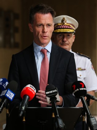 新南威尔士州州长 Chris Minns 宣布州政府将拨款 1800 万澳元对造成六人死亡的邦迪枢纽刺伤事件进行调查。他排除了有关保安是否可以携带枪支的政策变化的可能性。图片:NCA Newswire / Gaye Gerard