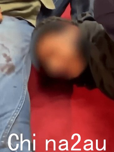 男孩在涉嫌刺伤后被教堂信徒逮捕。 图片:X
