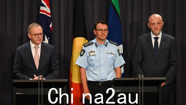 PM Anthony Albanese、AFP 专员 Reece Kershaw 和 ASIO 负责人 Mike Burgess 周二就此次袭击事件举行了新闻发布会。图片:NCA NewsWire / Martin Ollman