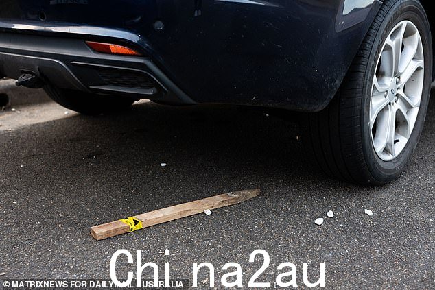 教堂外的路上看到木栅栏