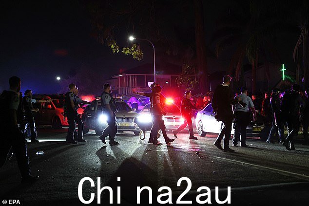 警方周二上午透露,这名被指控的青少年恐怖分子因受伤接受了手术,目前正在一家秘密地点的医院康复(如图,现场警官)