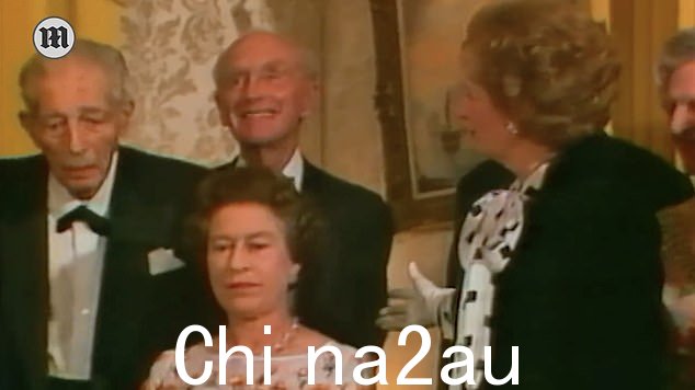 在六位前首相的簇拥下,包括(左起)哈罗德·麦克米伦 (Harold Macmillan) 和亚历克斯·道格拉斯 (Alex Douglas) - 在家,女王向他们展示了如何做到这一点