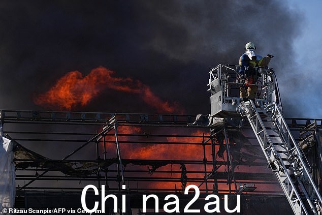 消防队员称一半建筑物被毁,并在今天上午晚些时候倒塌