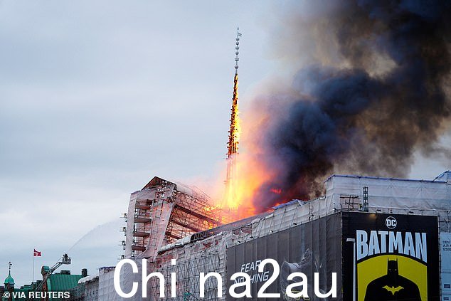 周二清晨,标志性的尖顶被倒塌的脚手架包围