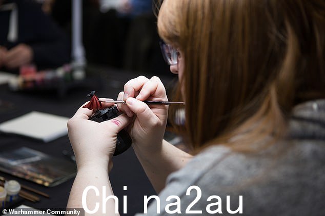 一名战锤粉丝正在精心绘制游戏中的一个雕像
