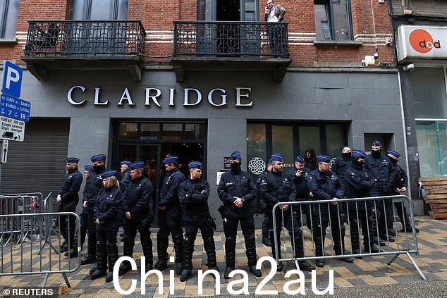 警察控制了会议举行场地外的区域