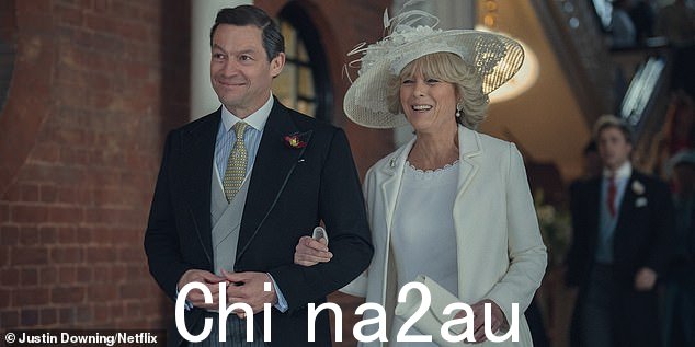 多米尼克·韦斯特 (Dominic West) 在 Netflix 节目《王冠》中饰演查尔斯国王,与屏幕上的妻子卡米拉结婚