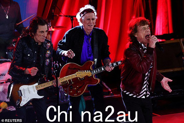 滚石乐队 - 从左到右,罗尼·伍德 (Ronnie Wood)、基思·理查兹 (Keith Richards) 和米克·贾格尔 (Mick Jagger),去年 10 月的表演 - 凭借最新专辑《Hackney Diamonds》位居排行榜榜首