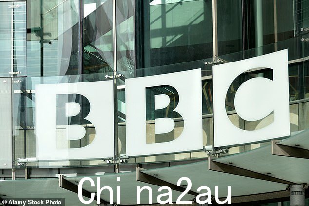 该剧于 2008 年在 BBC1 首次播出,尽管只续订了两季,但它很容易吸引了那些看到名人试图在墙上形成洞的形状的观众