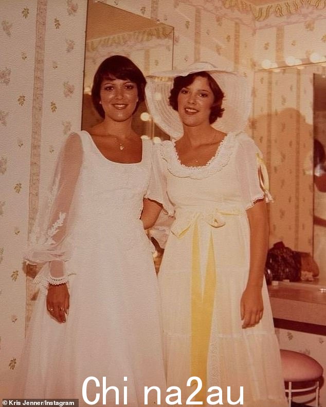 前 PSA 空姐 - 其妈妈 Kris Jenner(左,70 年代拍摄)的妹妹 - 在 2015 年的 Facebook 帖子中称卡戴珊姐妹制片人兼明星为“美丽的考特尼”