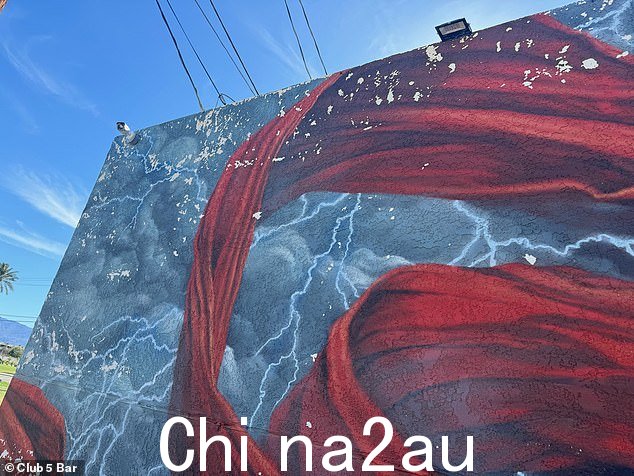 虽然 818 贴花看起来像是画在墙上的,但实际上它是附加在其上的一个单独的部分