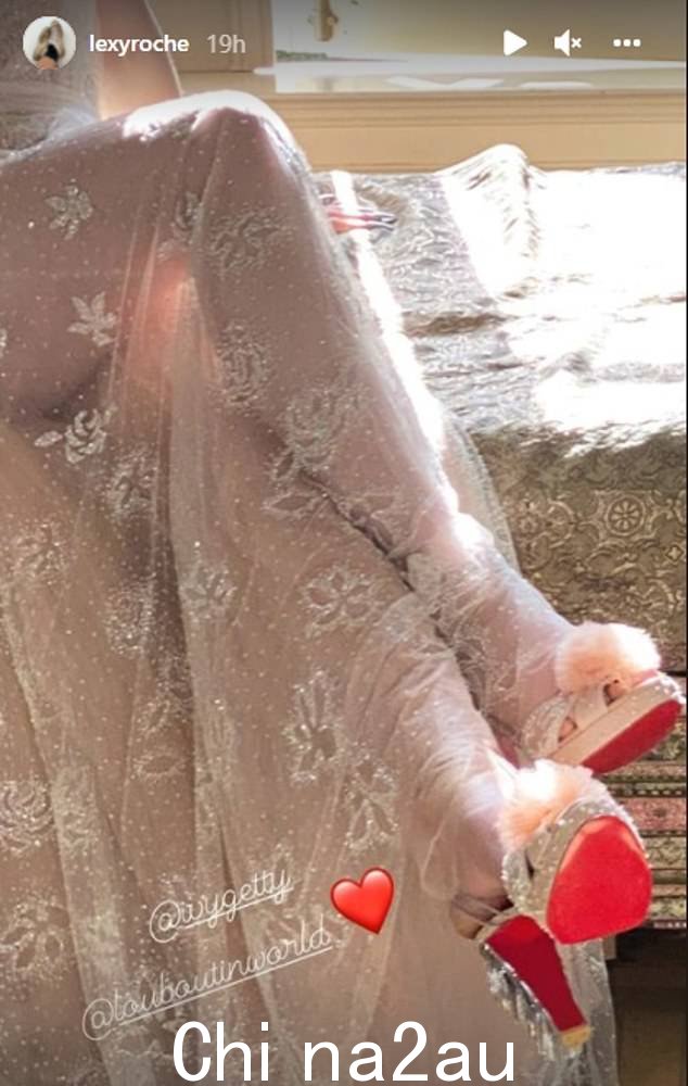 新娘的鞋子是与 John Galliano 合作设计的 Christian Louboutins