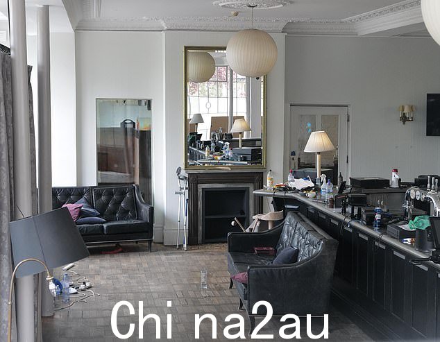 但是酒吧现在是它的影子以前的自己 - 占屋者将家具拖到他们喜欢的地方,并将个人物品散落在地板上
