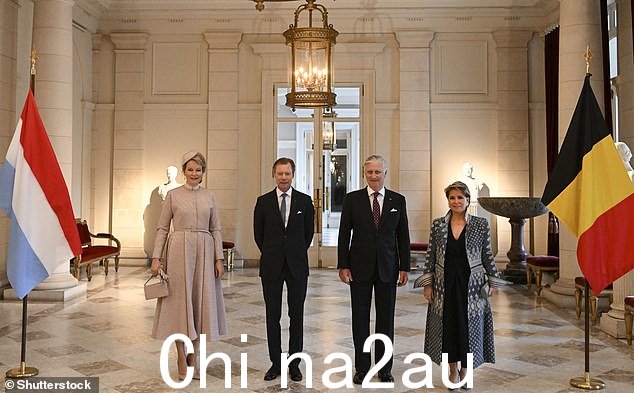 然后,在王室成员共进午餐之前,安排在国家宫举行会议