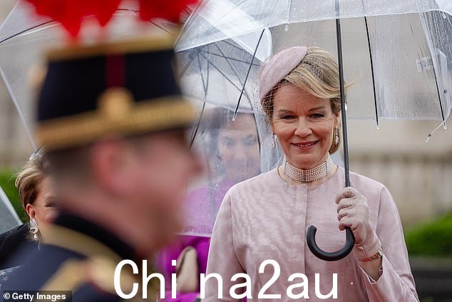 国事访问开始时,王室成员用透明雨伞遮雨