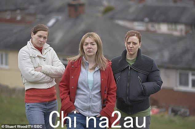 左图为 Sian 与 Sheridan Smith 和 Gemma Whelan 在 ITV 2017 年电视剧 The Moorside - 关于寻找失踪的约克郡女学生 Shannon Matthews 的故事