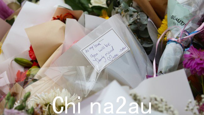 继续放置鲜花贡品在邦迪交汇处,向在韦斯特菲尔德邦迪交汇处大屠杀中丧生的六人表示敬意。图片:NCA Newswire / Gaye Gerard