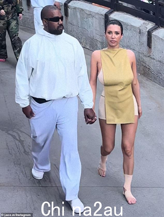 46 岁的坎耶·韦斯特 (Kanye West) 和他 29 岁的妻子比安卡·森索里 (Bianca Censori) 周二意外造访迪士尼乐园时手牵着手。视频捕捉到了两人勇敢面对人群的画面,两人看上去更加矜持。通常