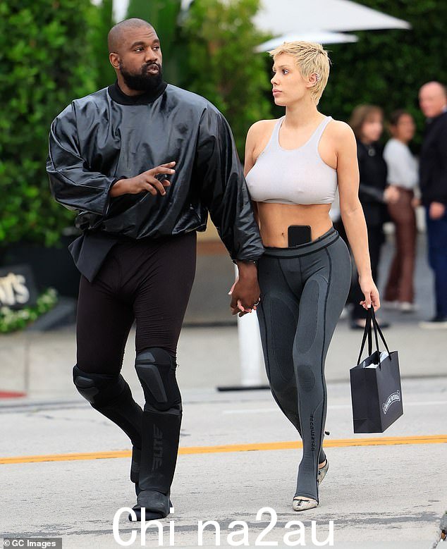 Kanye 穿着白色衣服,与平时的全黑服装不同。这对夫妇参观了《星球大战之夜》并乘坐旋转木马;照片摄于 2023 年 5 月在洛杉矶