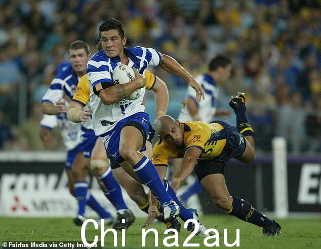 Hadley 说这位前 NRL 和全黑队球星(如图为斗牛犬队效力)的“大脑有金橘那么大”——这并不是他第一次受到鞭打九号台评论员