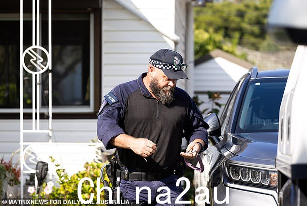 由于担心安全,这名青少年的家人已经搬出了悉尼西南部的家。周二,警方在家里拍到了照片