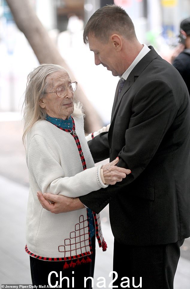 Elfriede Ritt 和 Mart Soeson 的关系吸引了读者,因为有报道称他试图留在澳大利亚,因为她是他事实上的伴侣。这对夫妇在行政上诉法庭外合影