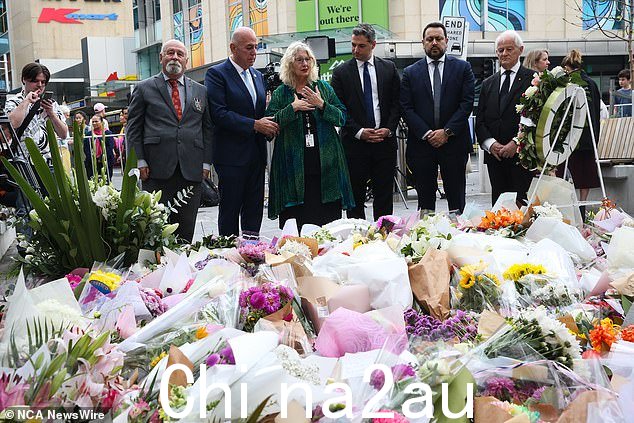 上周六,悉尼东郊 Westfield Bondi Junction 发生疯狂袭击事件,乔尔·考奇 (Joel Cauchi) 袭击无辜旁观者,导致五名女性和一名男性保安被刺死。图为:韦弗利市市长保拉·马塞洛斯(Paula Masselos)(绿色)得到了 Westfi 以外悉尼各地市长的支持周三邦迪交界处