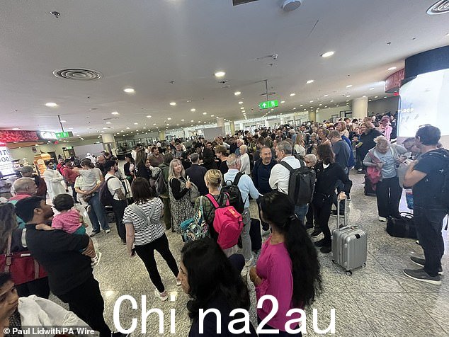 航班改道迪拜世界中心 - 阿勒马克图姆国际机场后的乘客