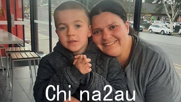 根据家庭朋友 April Damschke 的说法,男孩的母亲艾米·加利亚 (Amy Galea) 四天前死于癌症第四期(哈雷和他的母亲艾米在一起合影)