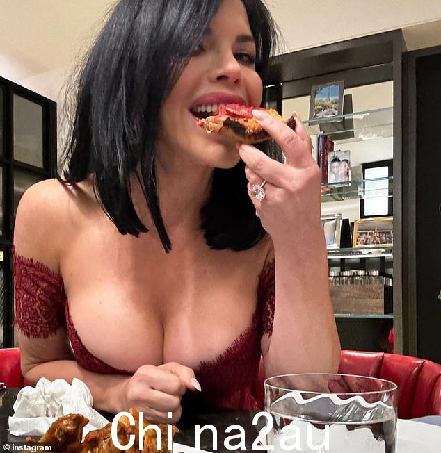 桑切斯在比佛利山庄的时尚圈子里参与了许多事业,她经常选择更暴露的着装,并与超过 40 万 Instagram 粉丝分享她的衣柜关注者 - 照片中她穿着上周出席日本首相国宴时所穿的服装