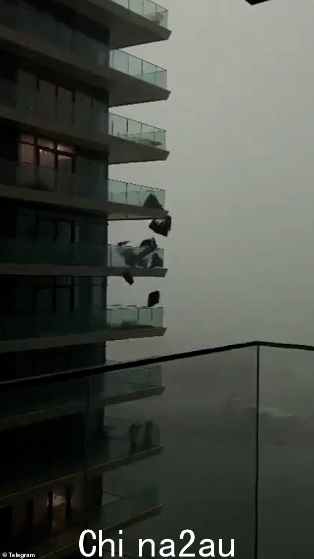 在迪拜的暴风雨中,露台家具似乎从高层阳台上掉下来
