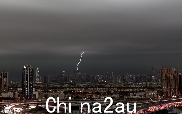周二天空中出现闪电