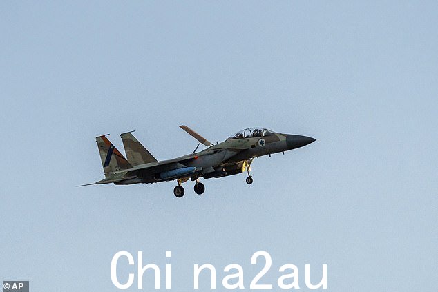 4 月 15 日,一架以色列空军 F-15 战机在以色列中部的一个空军基地降落前
