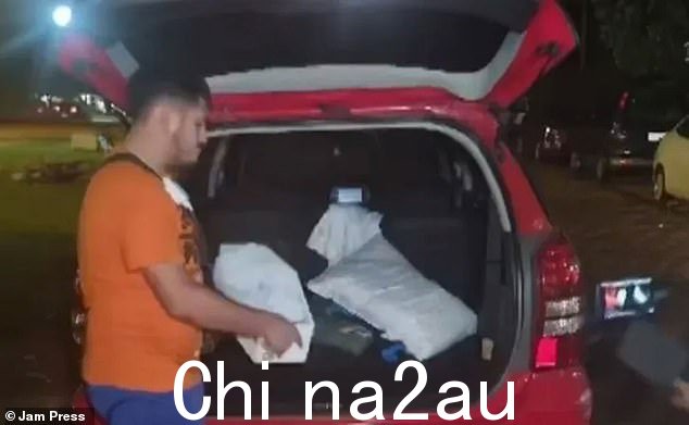医院将婴儿的尸体交给了父亲伊格纳西奥·梅迪纳·维加(左),父亲将女儿放入一个小棺材中并组织了一场朴素的葬礼