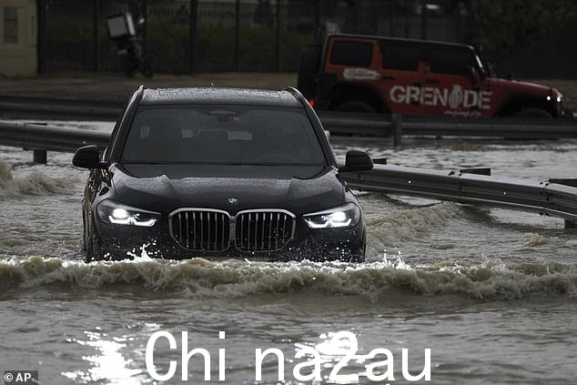2024 年 4 月 16 日星期二,阿拉伯联合酋长国迪拜,一辆 SUV 在试图穿过积水时熄火