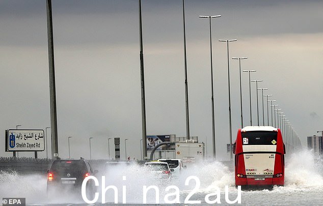 他们带来了充足的降雨,汽车在路上挣扎