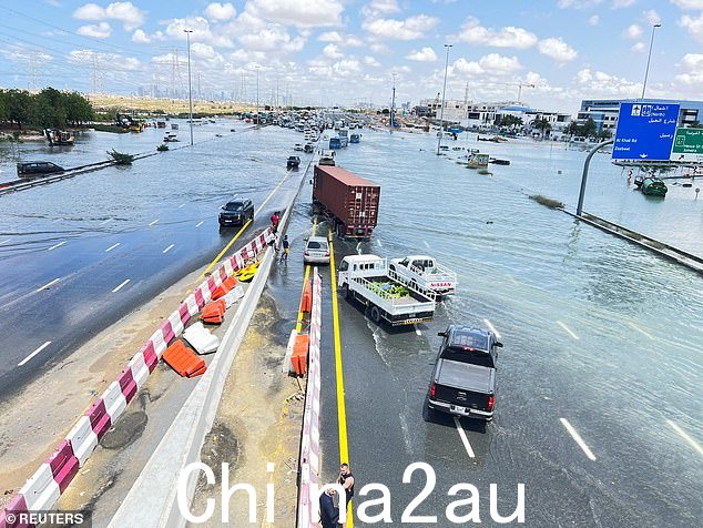 2024 年 4 月 17 日,阿拉伯联合酋长国迪拜,暴雨袭击迪拜后,汽车被困在被洪水淹没的道路上