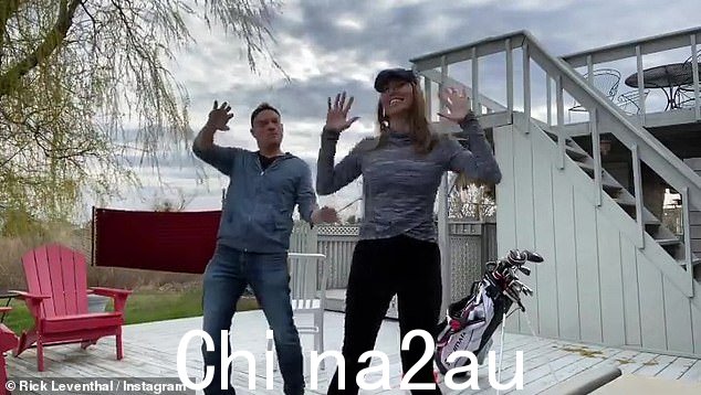 Kelly 和 Rick - 他们还在加州纽波特海滩和棕榈沙漠拥有房产 - 2021 年,随着 Lana Del Rey 2019 年翻唱 Sublime 1997 年歌曲 Doin' Time,他们在甲板上享受了一场舞蹈