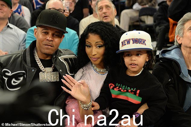 妮琪·米娜 (Nicki Minaj) 的丈夫肯尼思·佩蒂 (Kenneth Petty) 已请求法院批准他离开美国进行巡演,因为他因 2021 年因未登记为性犯罪者而被定罪,仍处于缓刑期。上个月在纽约与他们的三个儿子合影
