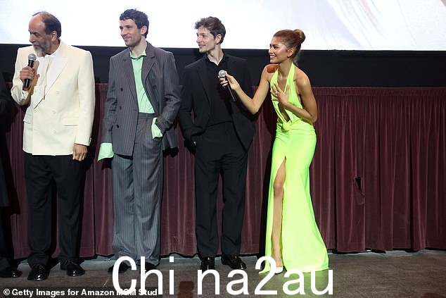 身穿霓虹绿高开叉连衣裙的女演员与 Luca Guadagnino、Josh O'Connar 和 Mike Faist 一起出席在洛杉矶 Westwood 地区举行的首映式