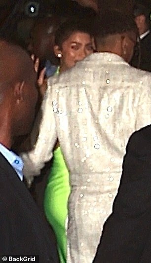 Zendaya 到达余兴派对时被粉丝包围