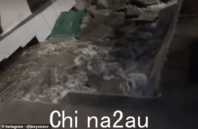 滚滚的水从 Joey 的视频中的一些台阶上滚下来,非常猛烈,几乎看起来不自然