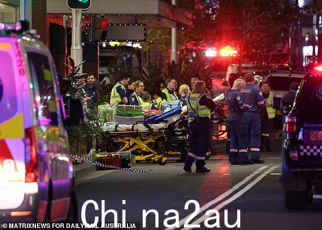 Westfield Bondi Junction 的一次袭击中,有 18 人被一名独行刀手刺伤,这场袭击让悉尼感到震惊(如图:现场的医护人员)