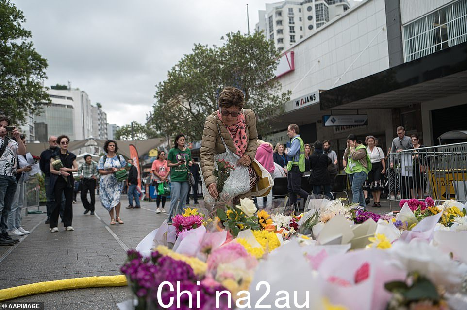 '我们只是有条不紊地对这些患者进行了初步复苏,将他们转移到我们的 CAT 扫描仪上进行全身扫描,以更好地了解伤情,并(再次)对他们进行复苏钱伯斯博士说,稳定患者的最紧迫任务之一是补充流失的血液,以防止器官衰竭。” class=