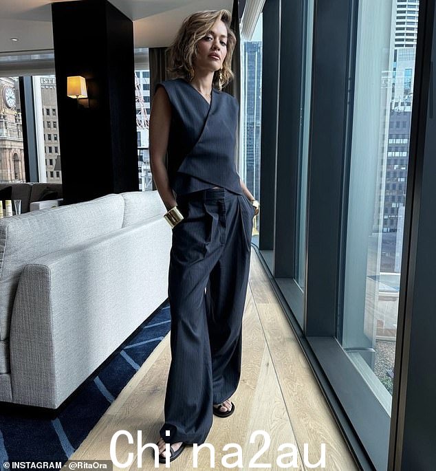 Rita 走到房间的大窗户旁边,向下凝视时把手伸进口袋