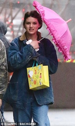 今天,苏瑞·克鲁斯 (Suri Cruise) 18 岁了,这将是一个里程碑式的时刻,而她著名的父亲汤姆 (Tom) 则不在她身边,从而巩固了他们之间跨越多年的裂痕