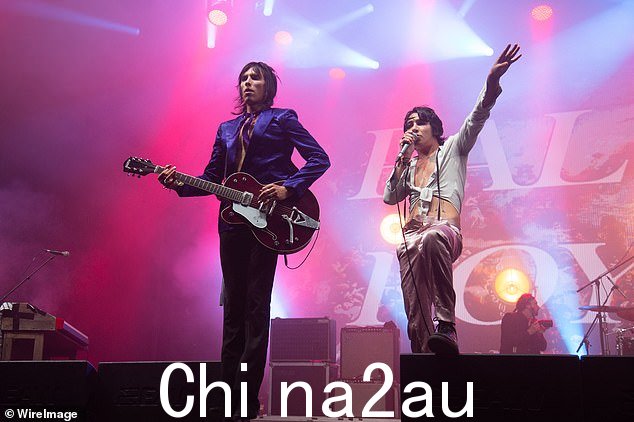 Pandemonium Rocks 宣布,头号人物 Palaye Royale(如图)因悲惨的家庭紧急情况而被迫退出