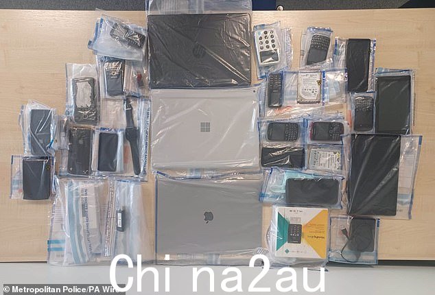 这些物品是大都会在布罗姆利逮捕一名涉嫌帮派成员后查获的