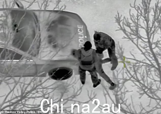 这张图片是从警用直升机的热成像摄像机拍摄的,显示康纳斯被捕时俯身在警车引擎盖上