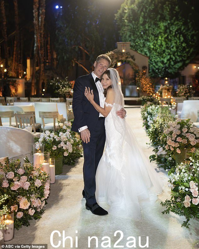 这对夫妇在 2024 年 1 月举行的一场奢华的电视转播婚礼上说了“我愿意”